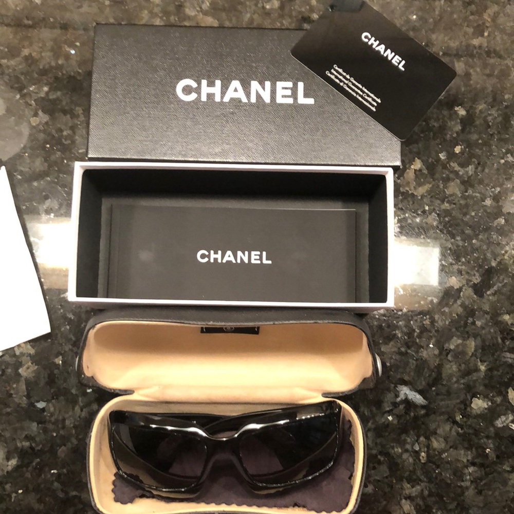 Black large “CC” Chanel sunglasses